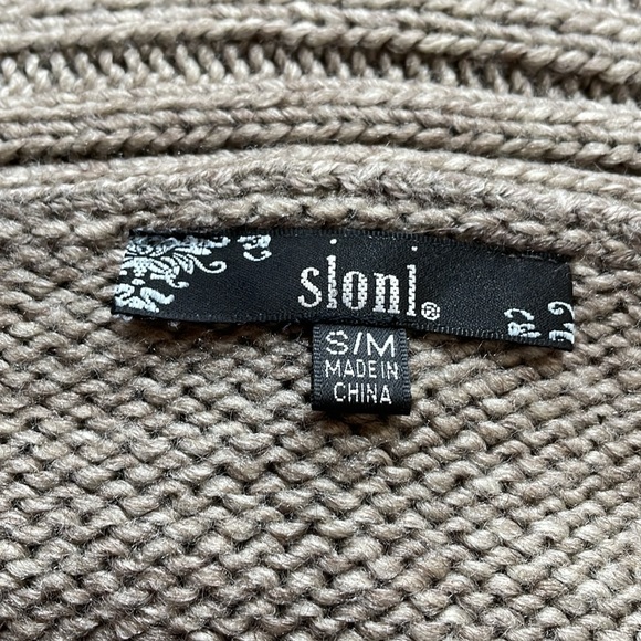 Sioni Wool mix / fur lined crochet/knit vest. - Picture 11 of 13